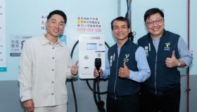 台北市政府攜手電動車充電品牌EVOASIS，於全台北市八大行政區設置超過300支AC充電樁！